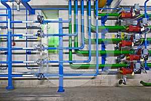La arquitectura de una hidráulica industrial de montaje en una pared de hormigón en el interior de una enorme planta de producción de