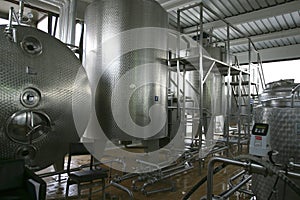 Industrial liquid storage tanks