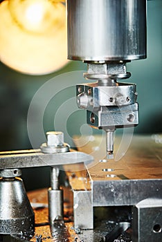 Industrial metalworking boring cutting process by milling cutter
