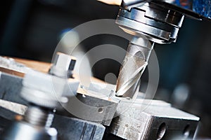 Industrial metalworking cutting process by milling cutter