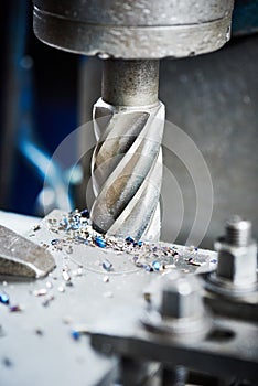 Industrial metalworking cutting process by milling cutter