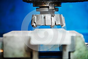 Industrial metalworking cutting process by milling cutter