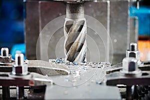 Industrial metalworking cutting process by milling cutter