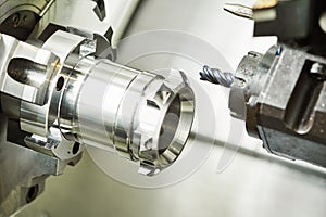 Industrial metalworking cutting process by milling cutter