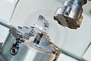 Industrial metalworking cutting process by milling cutter