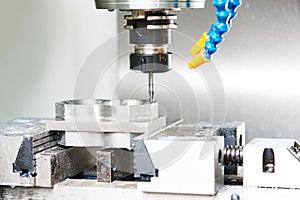 Industrial metalworking cutting process by milling cutter