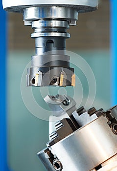 Industrial metalworking cutting process by milling cutter