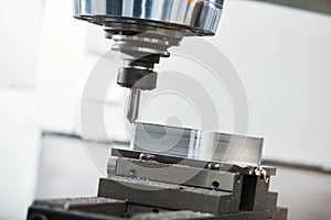 Industrial metalworking cutting process by milling cutter