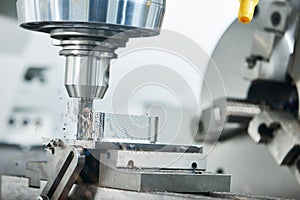 Industrial metalworking cutting process by milling cutter