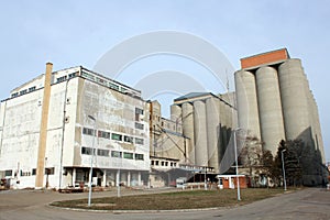 Industrial mill