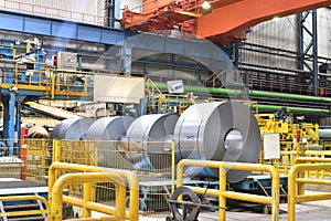 Industrial plant for the production of sheet metal in a steel mill