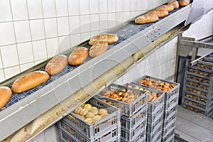 Industrial production of bakery products on an assembly line - technology and machinery in the food factory