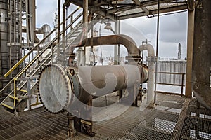 Industrial refinery exchanger for cooling or heating process