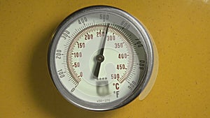 Industrial thermometer with moving indicator