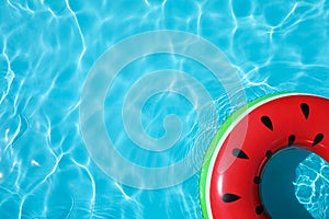 Nafukovací kroužek plovoucí v plavání bazén na slunný 