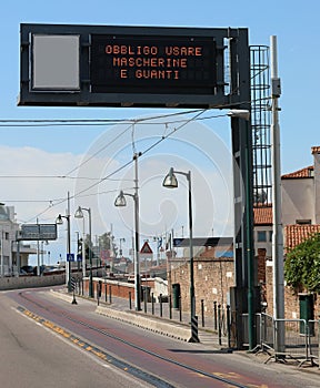 Info Panel with Text that means Use Surgical Mask and Gloves in photo