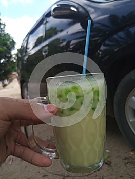 Inggrishot hot, the best thing to drink is cold and fresh, namely escendol photo