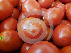 heap oficina red tomatoes in a market, background and texture photo