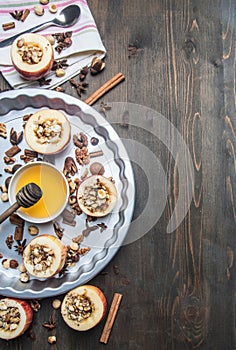 Composizione cucinando mele Miele un noccioline cannella un pepe affettato mele riempimento sul rurale di legno 