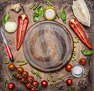 Zloženie varenie vegetariánsky jedlo zvon papriky nôž zelenina čerešňa paradajky vetva a korenie byliny miesto 