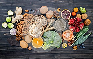 Složení zdravý potraviny výběr. z zdravý jídlo sada nahoru na dřevěný 