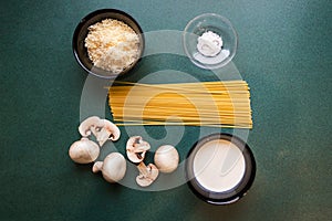 Ingredients for making mushroom pasta: mushrooms, cheese, cooking cream, spaghetti and salt.