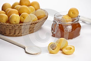 Ingredients to cook apricot jam