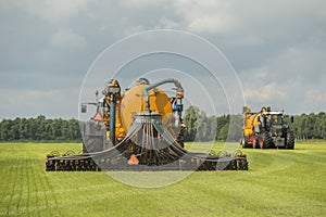 Injecting of liquid manure with two tractors