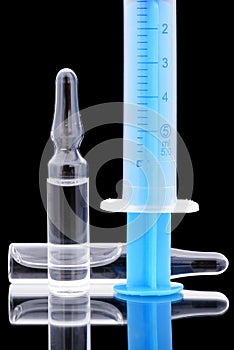 Injection ampule and syringe