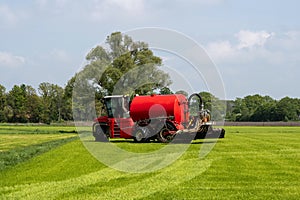 Injection of manure in a pasture