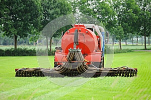 Injection of manure in a pasture