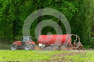 Injection of manure in a pasture