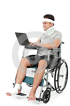 Injured bussinessman work on his laptop