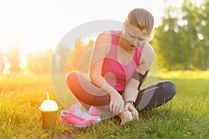 Injuries - sports running knee injury on woman.
