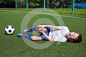 Zranenie z koleno v chlapec futbal 