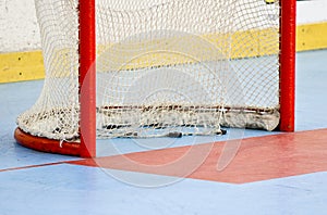 Inline hockey net with pucks