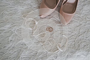 Beige shoes and rings 6207.