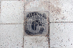 An inscription on a stone plate - Omnia mirari etiam tritissima photo