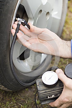 Insert the tip into the tire valve and pump the car wheel with a portable compressor at 12V