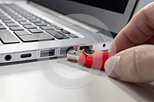 Inserting and connecting USB removable flash memory disk stick
