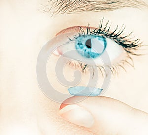 Inserting a contact lens