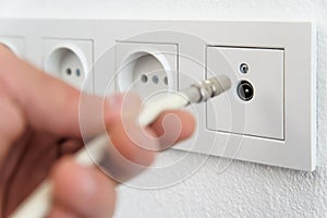 Inserts the antenna cable to the TV outlet