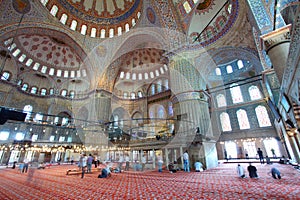 Uvnitř islámský modrý mešita v 