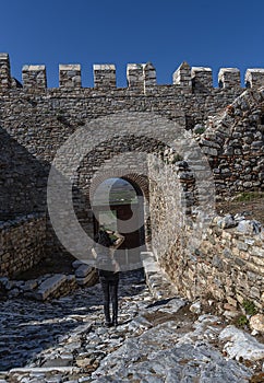 Inside the Selcuk Castle, there are cisterns of various sizes, narrow streets with stone pavements and a mosque. At the highest