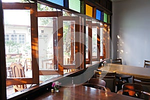 Open windows in a small cafÃÂ©