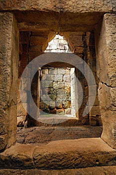 Vnútri z brány z starobylý chrám postavený z pieskovec a a dedikovaný na zadné 