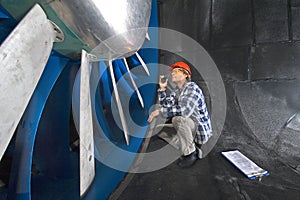 Inspecting a windtunnel photo