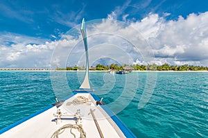 Perfetto tropicale isola Paradiso Spiaggia maldive. lungo molo un tradizionale una barca 