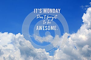 Inspirující citovat je pondělí. dělat ne zapomenout na být děsivý. na z jasný modrá obloha a bílý oblak. pondělí 