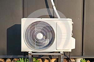 Installation of an air compressor on a pedestal